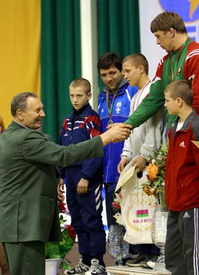 А.В.Медведь награждает белорусского атлета А.Шемарова, занявшего 1-е место в весовой категории до 96 кг.