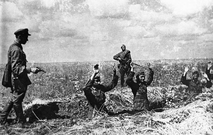 Захваченные в окопах в плен немецкие солдаты