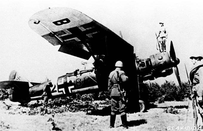Вид вражеского самолета, посаженного советскими летчиками под г. Могилевом