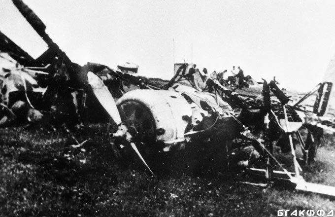 Вид на советские истребители, уничтоженные немецкой авиацией на аэродроме в р-не г.Минска
