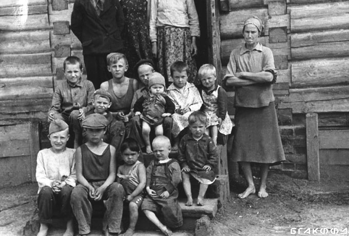 Группа детей на крыльце дома в г. Могилеве