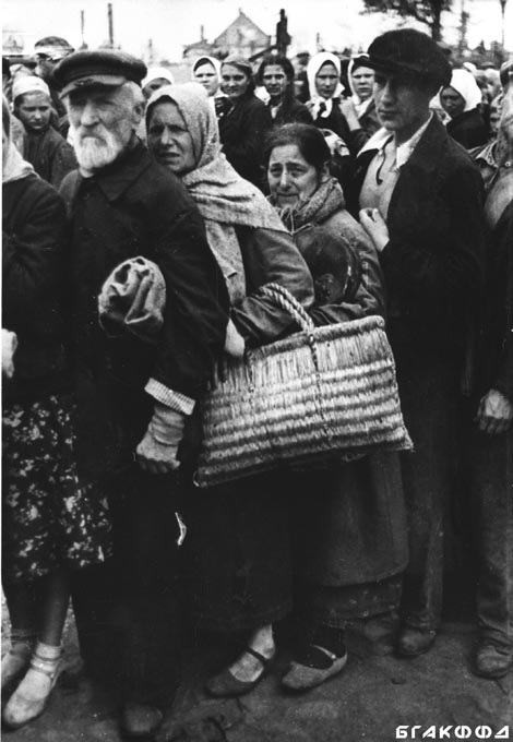 Жители одного из населенных пунктов Витебского р-на, собранные немецкой администрацией