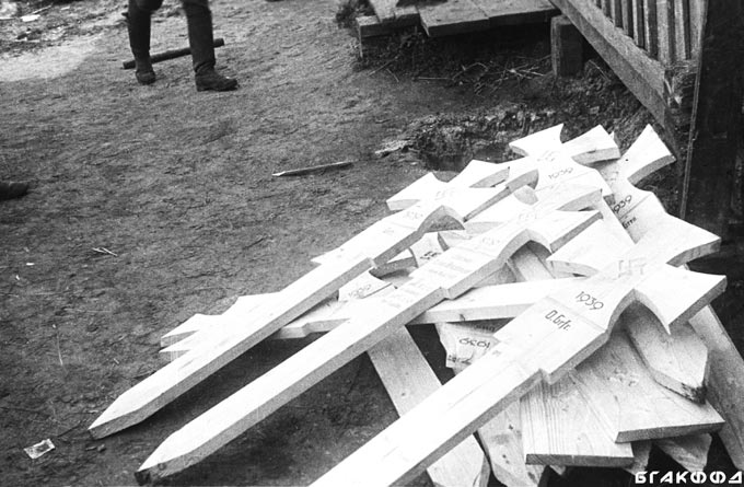 Кресты, заранее изготовленные в Германии для установки на могилах погибших немецких солдат