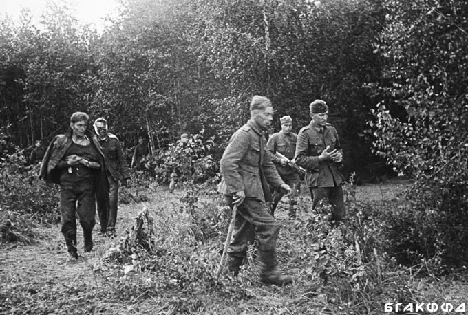 Немецкие солдаты, взятые в плен в ходе боевых действий в р-не Острошицкого городка