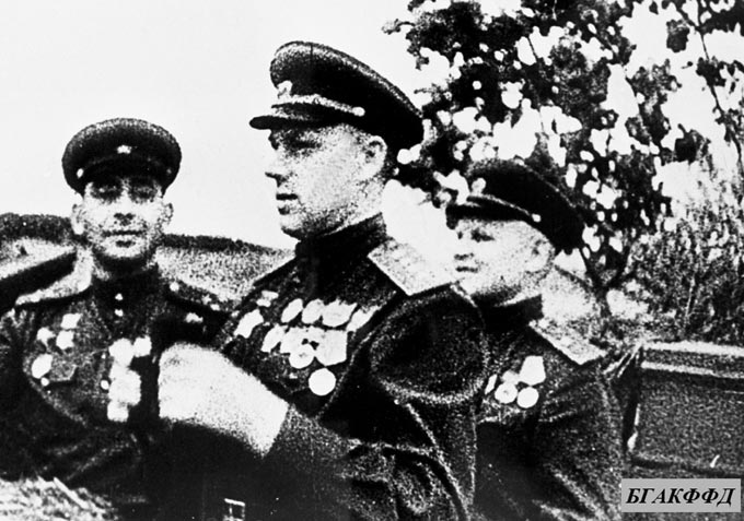 Командующий 1 Белорусским фронтом генерал армии К.К.Рокоссовский с офицерами на командном пункте в районе города Бобруйска в период операции 