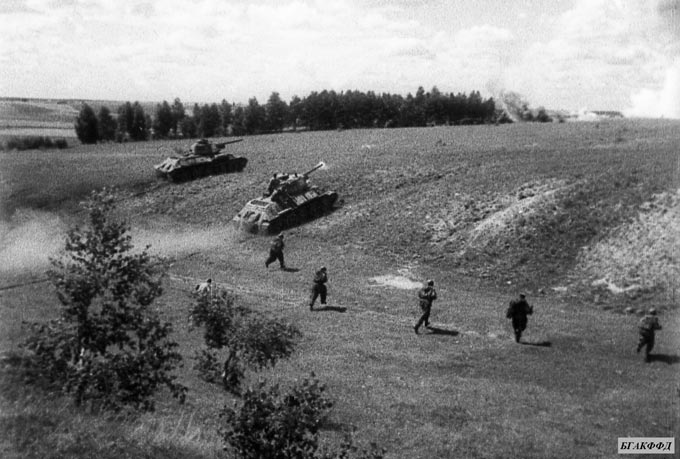 Танковые и пехотные части Красной Армии во время боя в районе города Минска