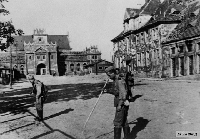 Советские саперы разминируют Привокзальную площадь в освобожденном городе Бресте