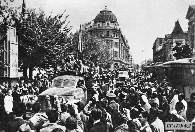 Советские войска на улицах столицы Румынии - городе Бухаресте