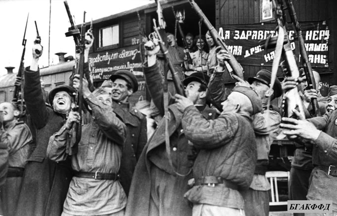Воины 3-го Белорусского фронта салютуют в честь Победы над фашистской Германией в Великой Отечественной войне