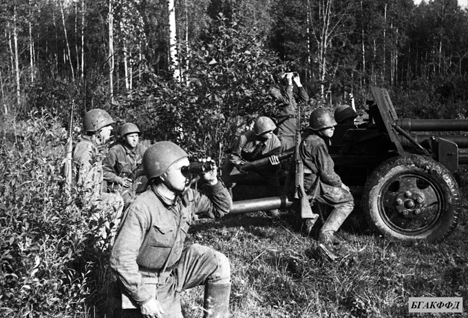 Орудийный расчет красноармейца Н.С.Галкина ведет бой на Западном фронте в районе города Ельни