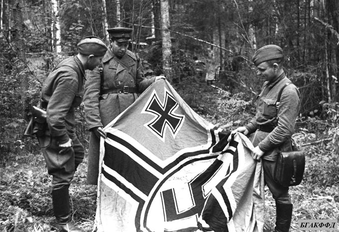 Воины Западного фронта Красной Армии со знаменем 17-й немецкой мотомеханизированной дивизии, разгромленной в ходе боев под г. Ельней