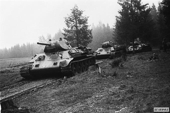 Танки 22-й танковой бригады под командованием А.Ф.Ведерникова выдвигаются на огневые рубежи для прикрытия наступления пехоты на Западном фронте на подступах к Москве