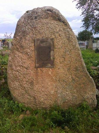 Мемориальный камень, установленный в память участников восстания 1863-1864 гг. д. Шавры Вороновского района