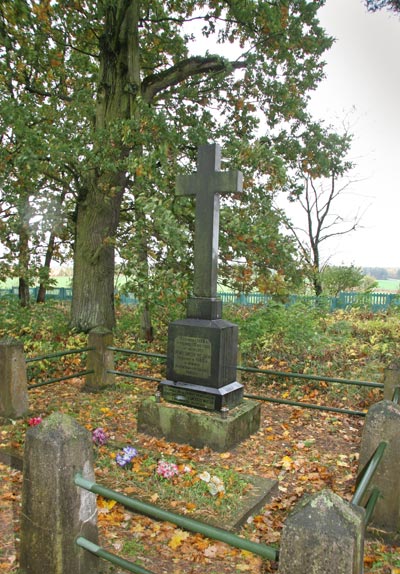 Памятник на католическом кладбище участникам восстания 1863-1864 гг., погибшим в бою с царскими войсками.  г.п. Коссово Ивацевичского района