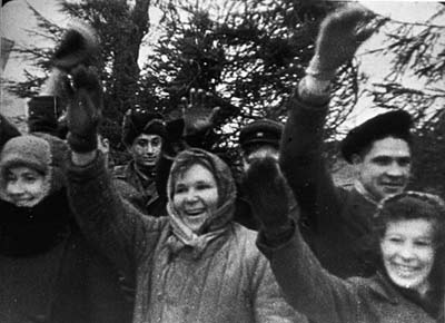 Жители Гомельщины приветствуют советских воинов-освободителей