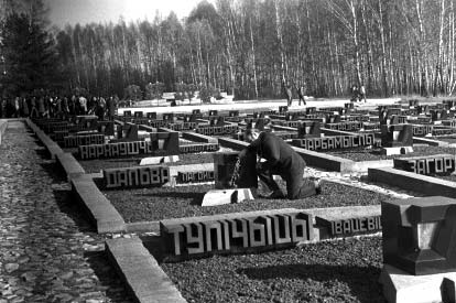 Житель сожженной деревни Дальва Логойского района М.П. Гирилович возле символичной могилы в мемориальном архитектурно-скульптурном комплексе «Хатынь»