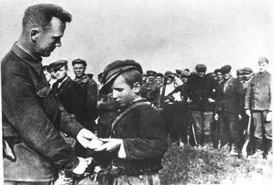 Медаль «Партизану Великой Отечественной войны» юному партизану вручает заместитель начальника БШПД И.П. Ганенко