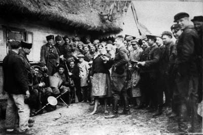 Бойцы партизанского отряда имени Чернака бригады имени Сталина во время отдыха