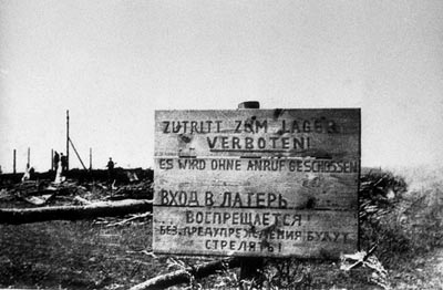 Запрещающий знак у входа в лагерь смерти Тростенец