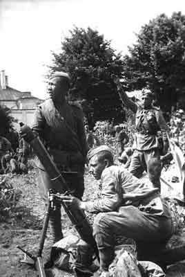 Воины минометного взвода лейтенанта Н. Коломинцева на огневой позиции во время освобождения Гродно