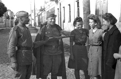 Командир взвода П. Решетников с однополчанином и жительницами Гродно в день освобождения города