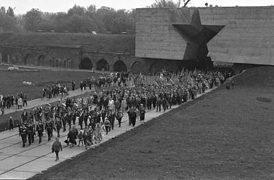 Прохождение колонны демонстрантов во время юбилейных торжеств в Брестской 
крепости-герое в честь 50-летия Победы