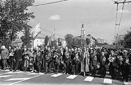Ветераны Великой Отечественной войны на площади Победы в Витебске