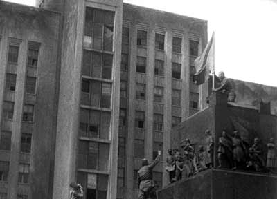 Воины Красной Армии водружают флаг на пьедестал памятника у Дома правительства в освобожденном Минске