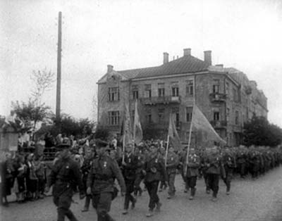 Шествие колонны белорусских партизан на параде в честь освобождения Минска