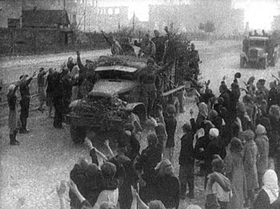 Жители Минска приветствуют воинов Красной Армии