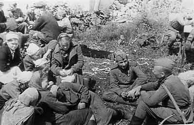 Советские солдаты беседуют с жителями освобожденного Витебска