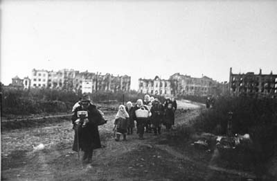 Жители Гомеля возвращаются в город после освобождения его от оккупантов