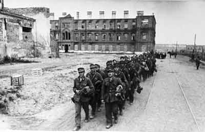 Пленные немецкие солдаты и офицеры проходят по улицам Витебска