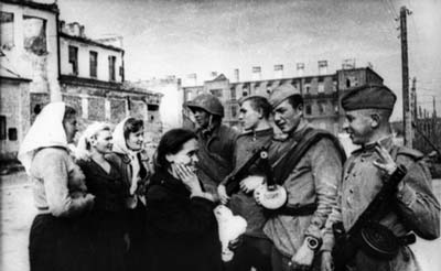 Встреча жителей освобожденного Витебска с советскими солдатами