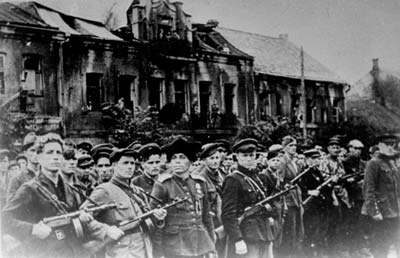 Партизаны отрядов имени Чапаева и имени Дзержинского на параде в честь освобождения Пинска