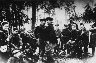 Группа партизан отряда имени Гастелло на привале в деревне Репино после выполнения боевой операции