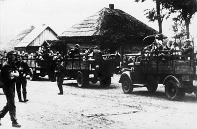 Население Могилева перед отправкой в Германию под надзором солдат СС