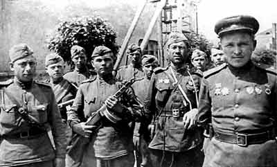 Группа советских бойцов, первыми вступивших в Бобруйск