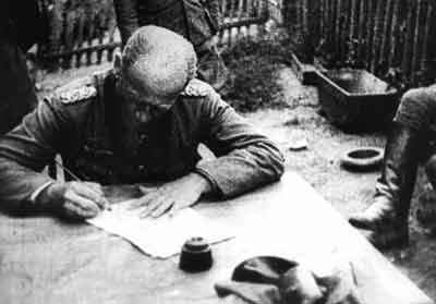 Генерал Мюллер подписывает акт о капитуляции немецких войск в Минском котле