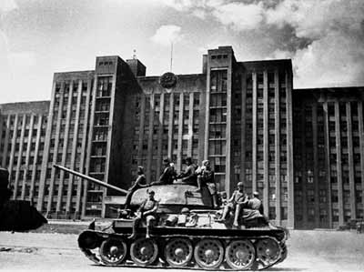 Советский танк на площади перед Домом правительства в освобожденном Минске