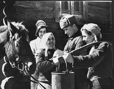 Встреча женщин с бойцом Красной Армии