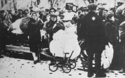 Еврейское население Гродно перед отправкой в гетто