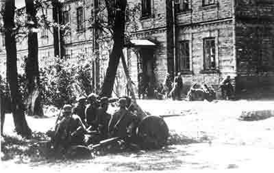 Немецкие артиллеристы и пехота ведут бой у стен Брестской крепости