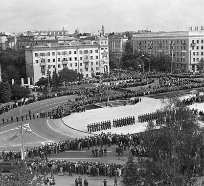 площадь Победы в Минске во время празднования 40-й годовщины освобождения Беларуси