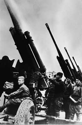 Советские артиллеристы салютуют в честь парада Победы