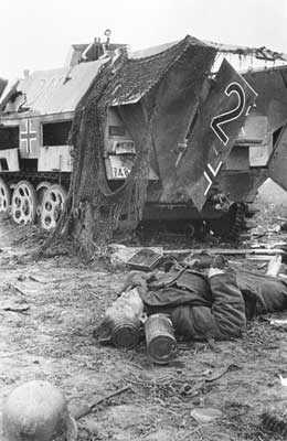 Разбитая бронемашина и убитый немецкий солдат
