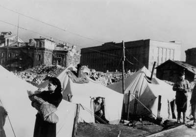 Вид на палатки, приспособленные под временное жильё, после освобождения от оккупации