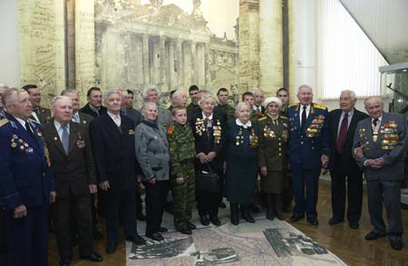 Ветераны Великой Отечественной войны и представители общественности на 
выставке «Оружие Победы»