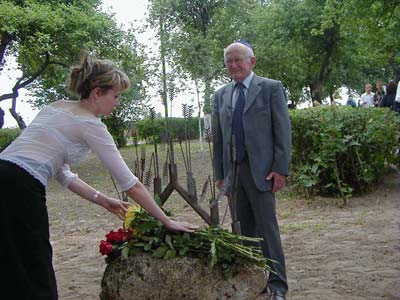 Возложение цветов к памятнику жертвам Холокоста