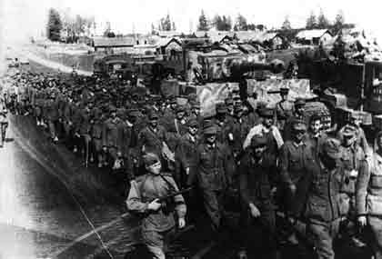 Колонна немецких военнопленных, захваченных войсками 3-го Белорусского фронта под Минском